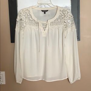 Blouse laced shoulder